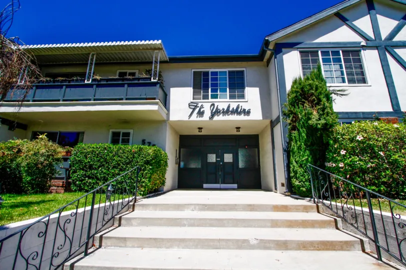 The entrance into The Yorkshire in Glendale California