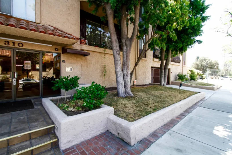 The landscaping around the Villa Capri in Glendale California