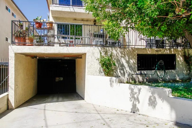 The parking for Villa Italia in Glendale California