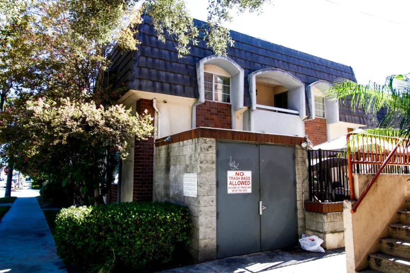 The rear of the West California Townhomes building in Glendale California