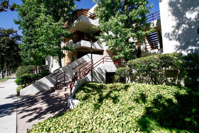 The hedges around Woodbridge Townhomes in Glendale California