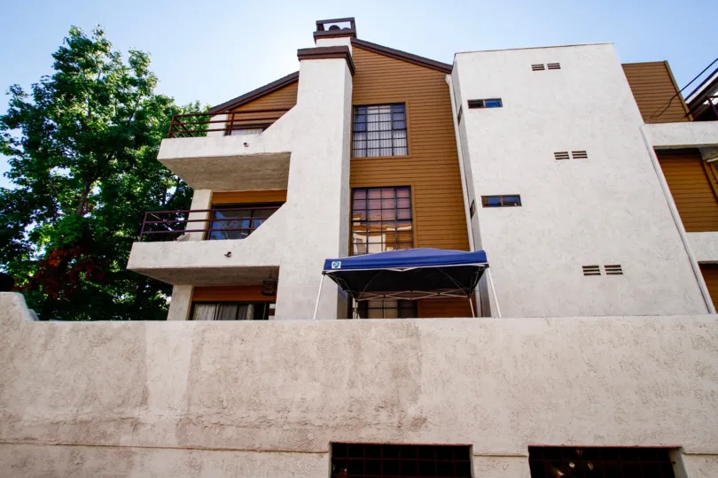 The Woodbridge Townhomes building in Glendale California