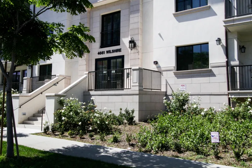 The entrance into 4661 Wilshire at Hancock Park