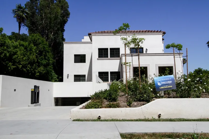 The building at 4661 Wilshire