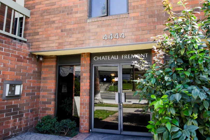 The entrance into Chateau Fremont in Hancock Park