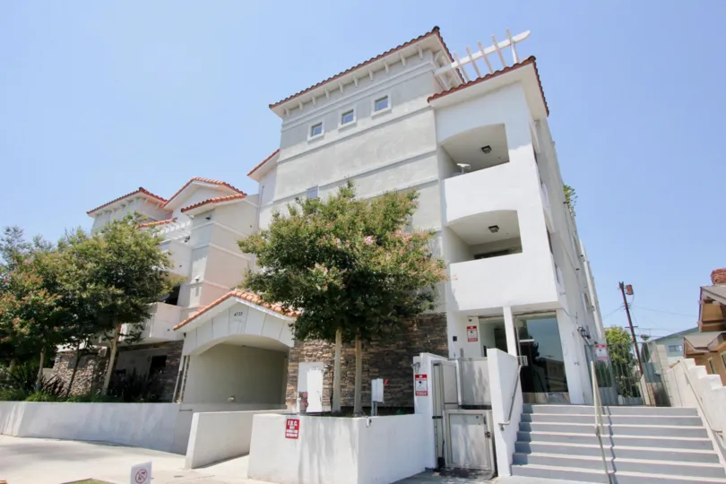 a sunny climate in the elmwood villa and it has an modern hose with beautiful entrance