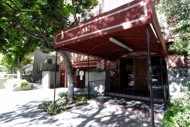 The covered entrance into Hancock Park Plaza in Hancock Park