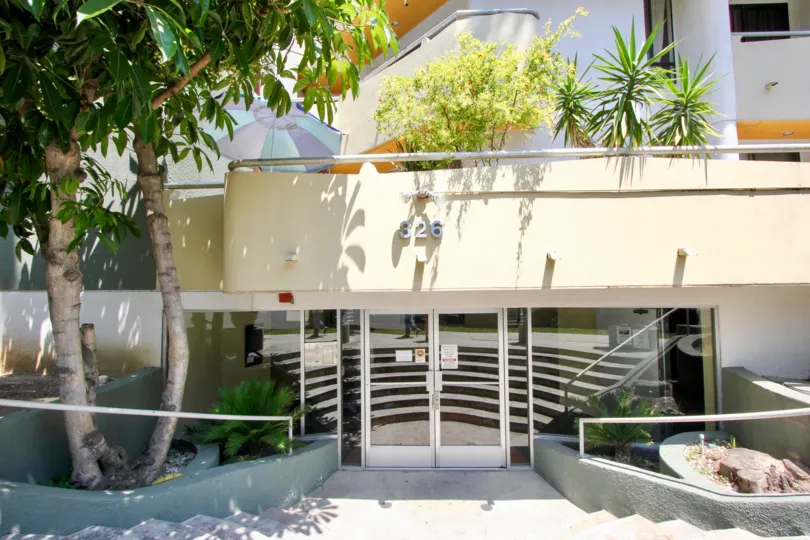 hancock park apartments in hancock park, California
