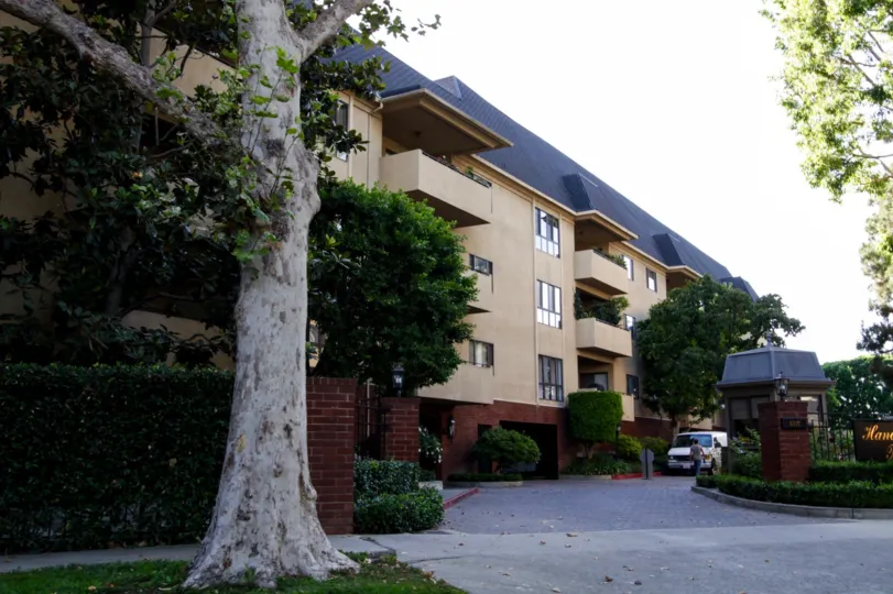 The driveweay of the Hancock Park Terrace in Hancock Park