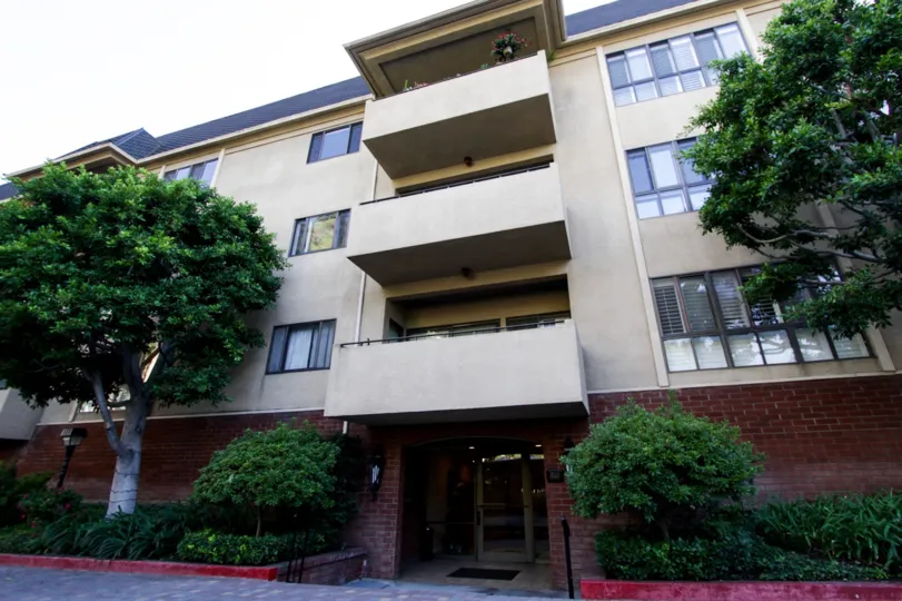 The entryway into Hancock Park Terrace