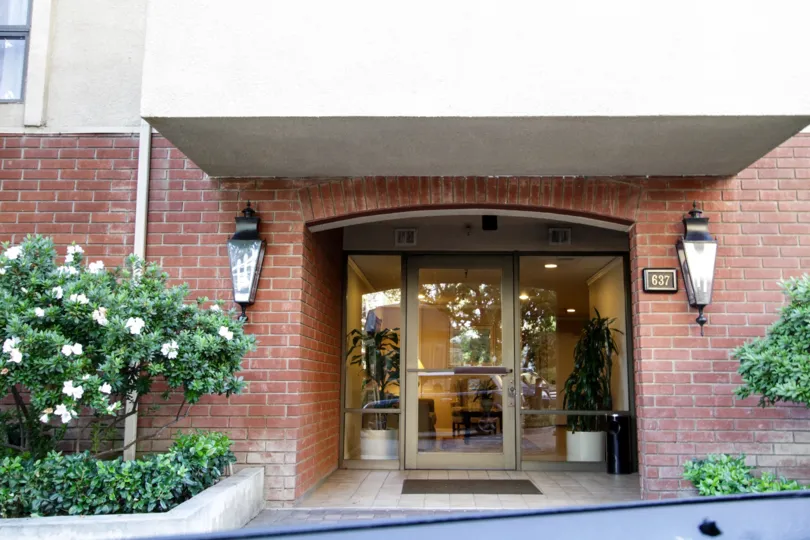 The entrance into Hancock Park Terrace