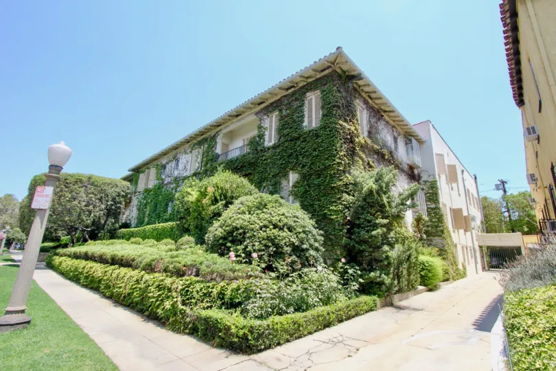 Side of II Borghese with several bushes and vines, nice side walks, and street lamps