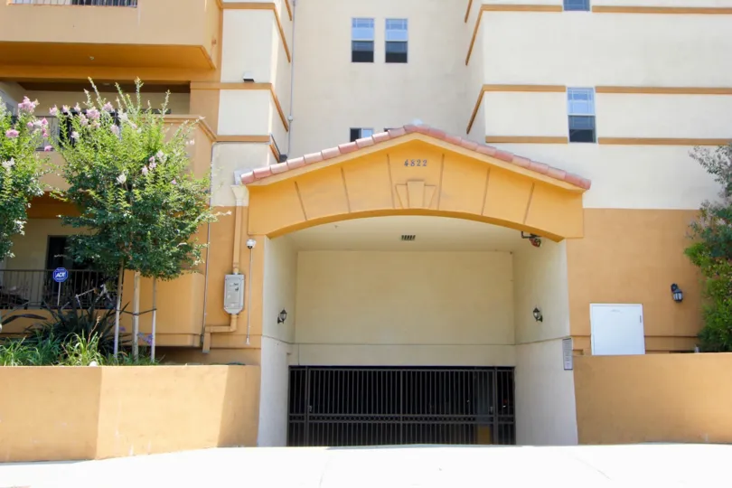 A sunny day the Larchmont Villa is build in a good place the wall paint color is so attractive in near plants and flowers are present