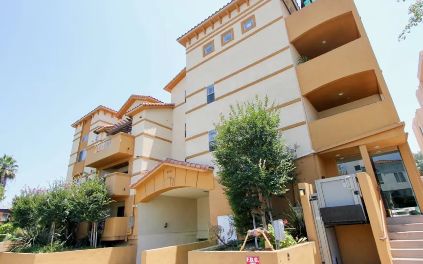 Large apartment complex called Larchmont Villa located in Hancock Park, California