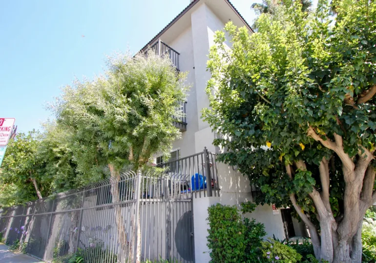 The beautiful house in manhattan vilas that covered by trees.
