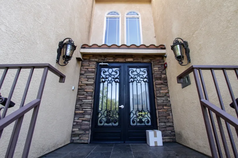 The entrance into Maplewood Courtyard