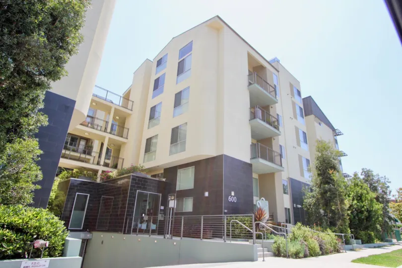 An attractive flat with beautiful greenery in California.