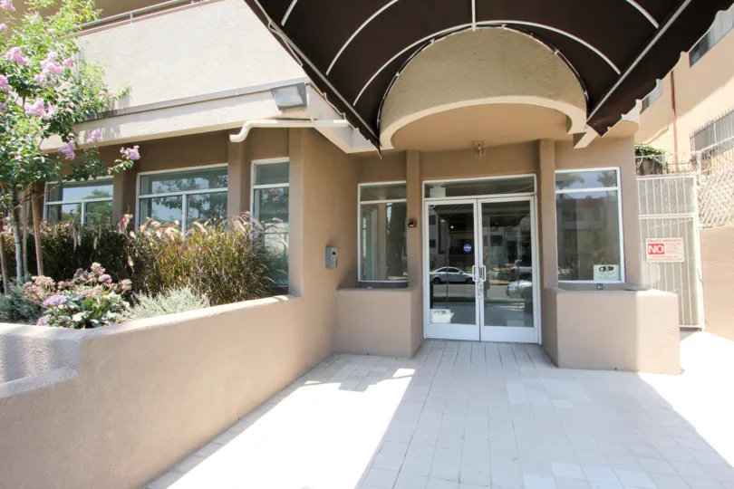 httpTHE ENTRANCE LOOKS VERY BEAITIFUL. THE DOOR IS VERY ATTRCATIVE