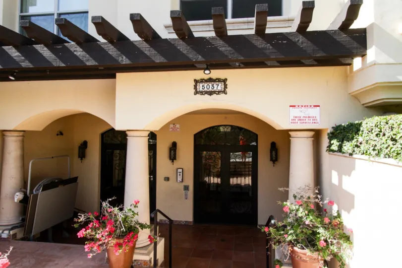 The entrance into Rosewood Villas in Hancock Park
