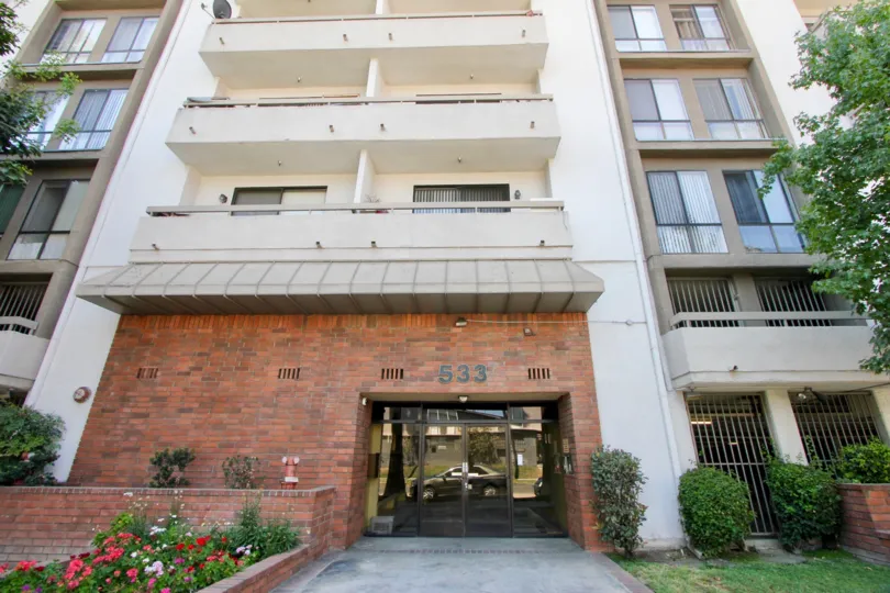533 numbered apartment with colorful flowers in St Andrews Courtyard.