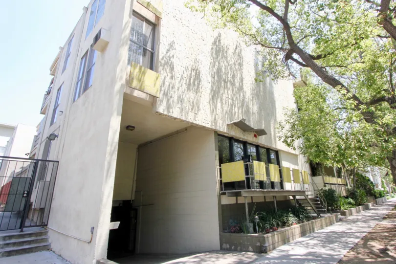 Houses with ample garages and white walls in Hancock park