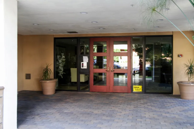 The entrance into The Gramercy at Hancock Park