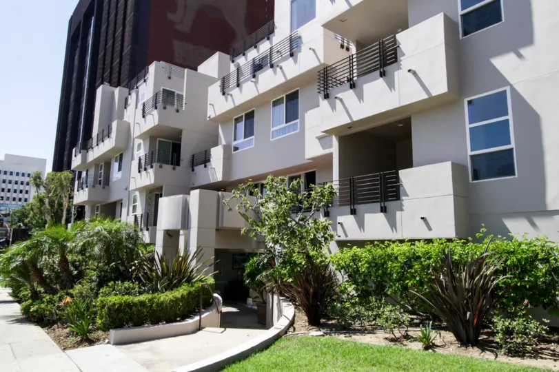 The drive heading into The Grand Wilshire in Hancock Park