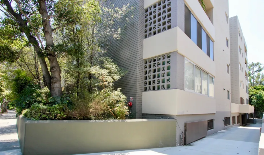 the side view of the house with tree with 2 floor house nice garden