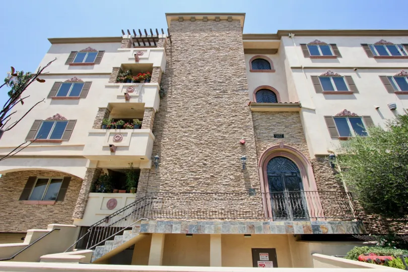 The big appartment house with sunny climate in hancock park with 4 floor house