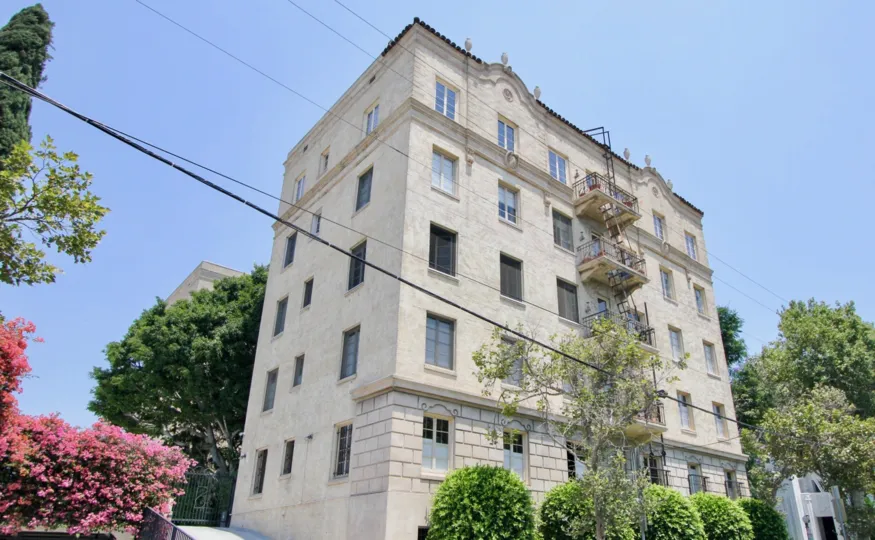 A APARTMENT IS THE WARWICK IT IS VERY LARGE AND WONDERFUL