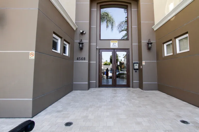 The entrance into Villa Del Capri in Hancock Park