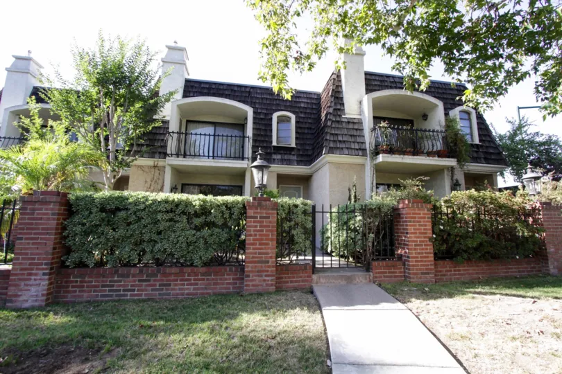 The sidewalk leading up to the Wilshire Country Manor in Hancock Park