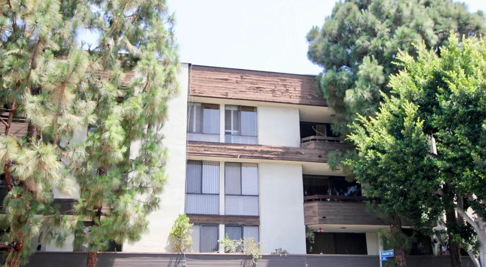 A sunny day in the Wilshire Galleria with beautiful house and a big tree infrond of the house.