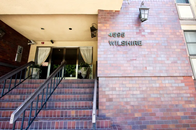 FRONT OF THE HOTEL SONNY DAY IN THE WESTWOOD, CALIFORNIA
