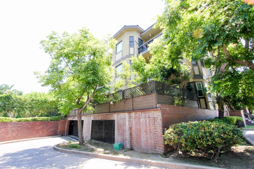 Wilshire Hancocok building have garage, terrace, balcony and garden.