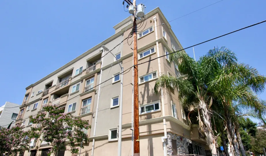 A big appartment in Wilshire Palace and the appartment seems to be nearly five floors