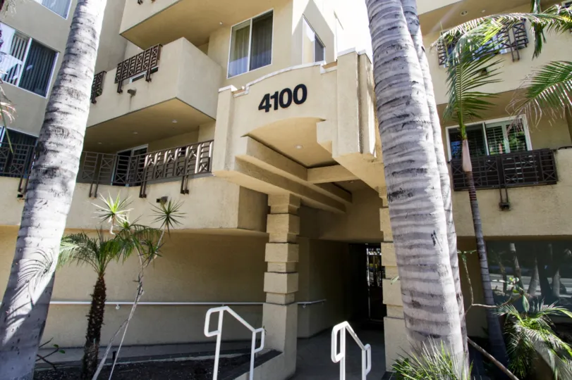 The entrance into the Wilshire Tower at Hancock Park