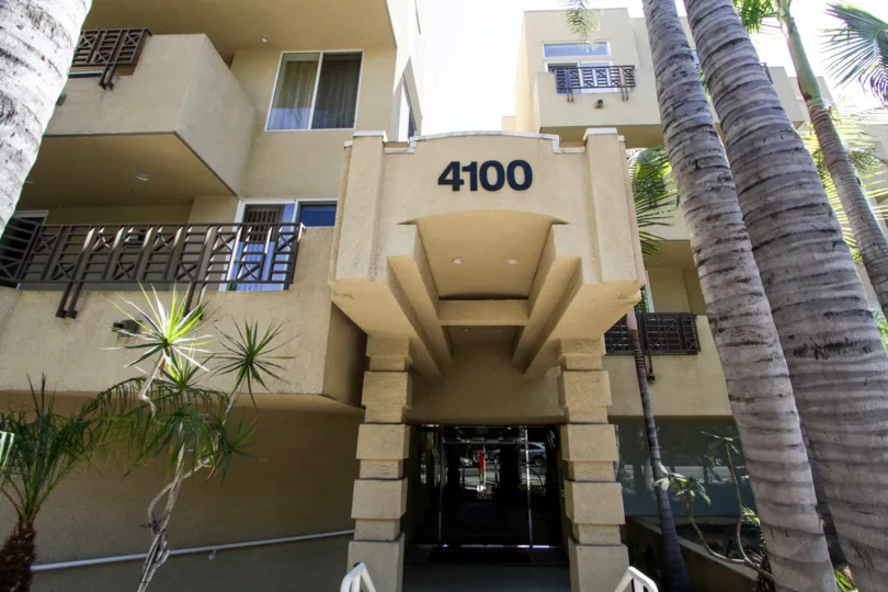 The entryway into Wilshire Tower