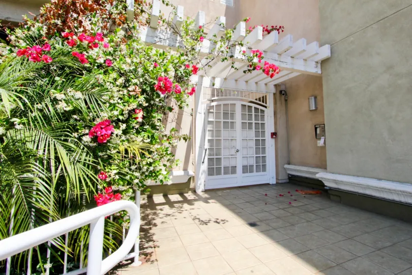 A wounderful house in Wilton Plaza which was constructed well and front side is decorated with gardens