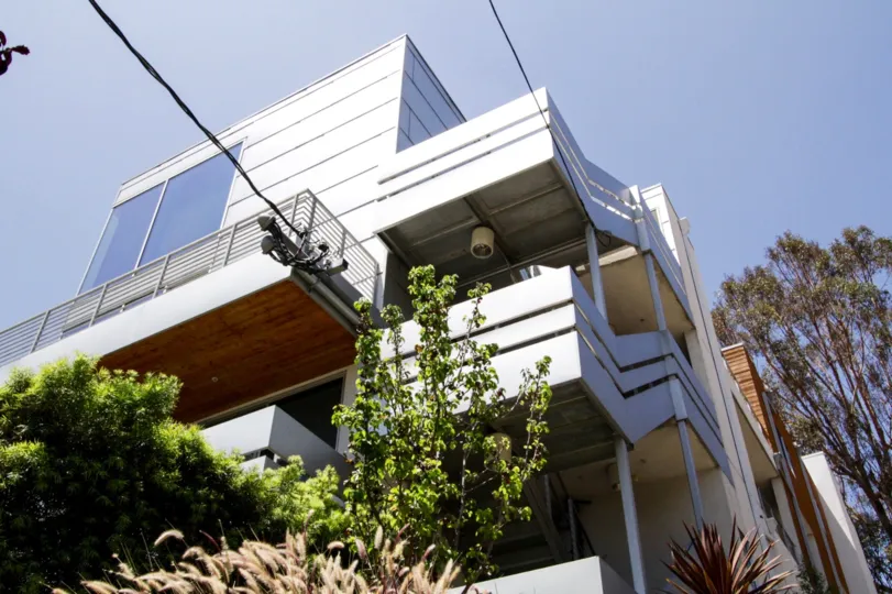 10 Palms in Hollywood has a modern style to it