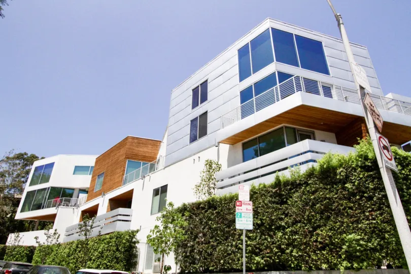 The 10 Palms condo complex in Hollywood is impecabbly well maintained