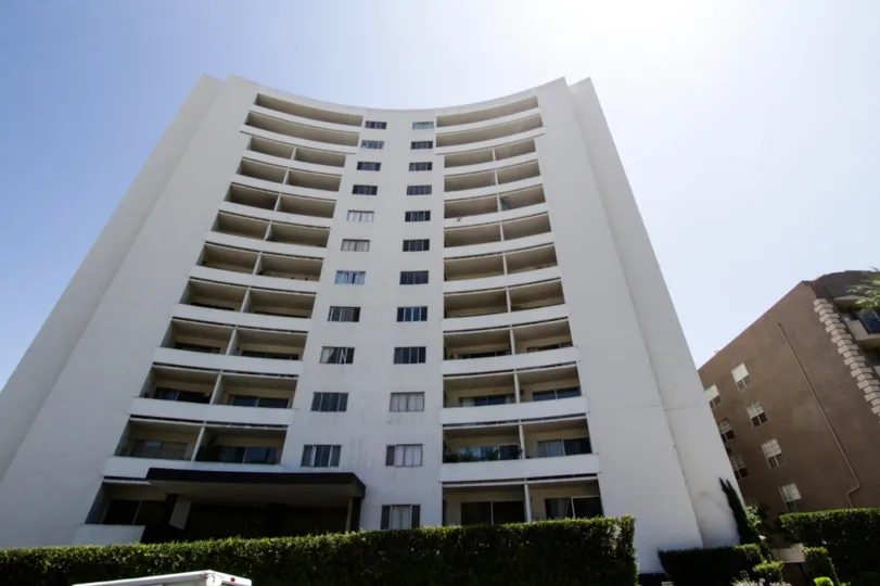 Building view of Franklin Towers in Hollywood California
