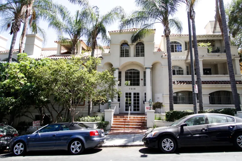 The gorgeous building of Hillside Gardens is well landscaped with palm trees and shrubs