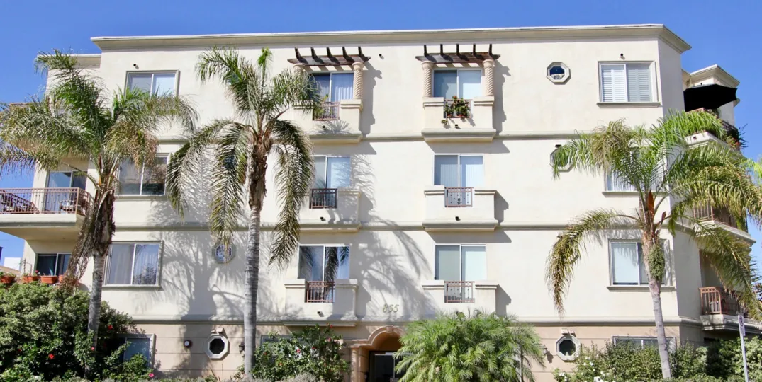 The view of the front of Hollywood Vista Villas located in Hollywood, California