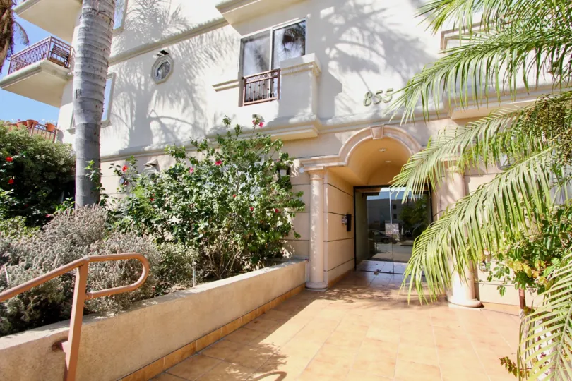 The entryway into Hollywood Vista Villas