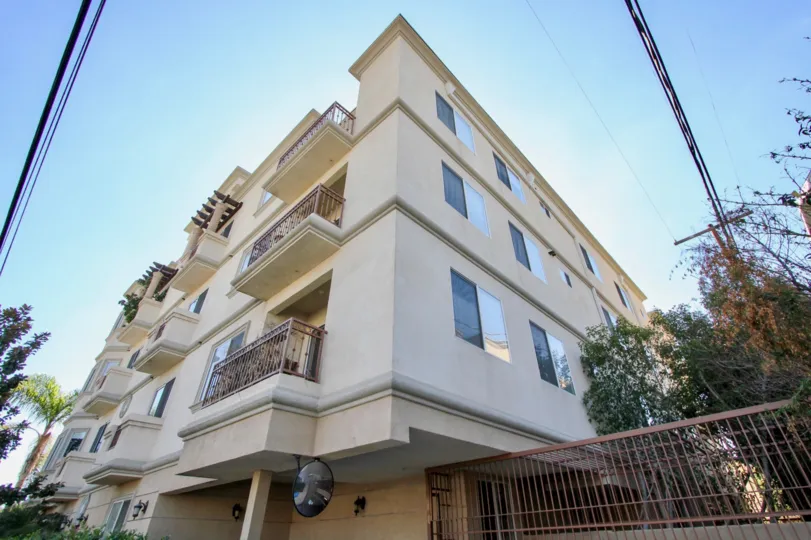 The structure of the Hollywood Vista Villas building