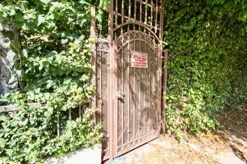 A side entrance into Hudson Terrace