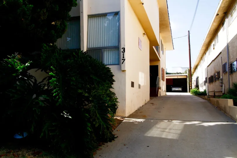 The driveway into 317 W Hyde Park Blvd in Inglewood