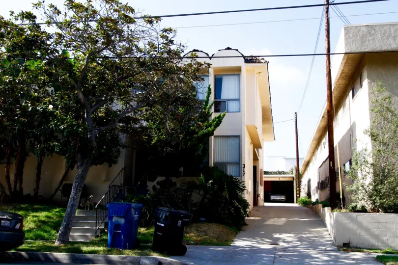 The building at 317 W Hyde Park Blvd in Inglewood
