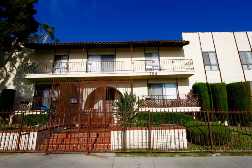 The building at 756 N Inglewood Ave in Inglewood